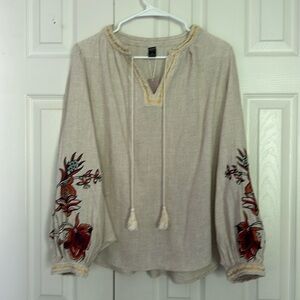 Beige long/sleeved blouse with flowers